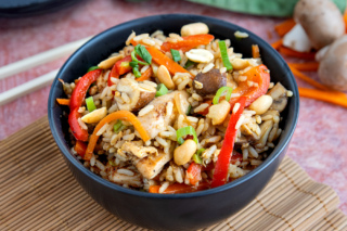 Gebratener reis mit Hähnchen wie beim Chinesen