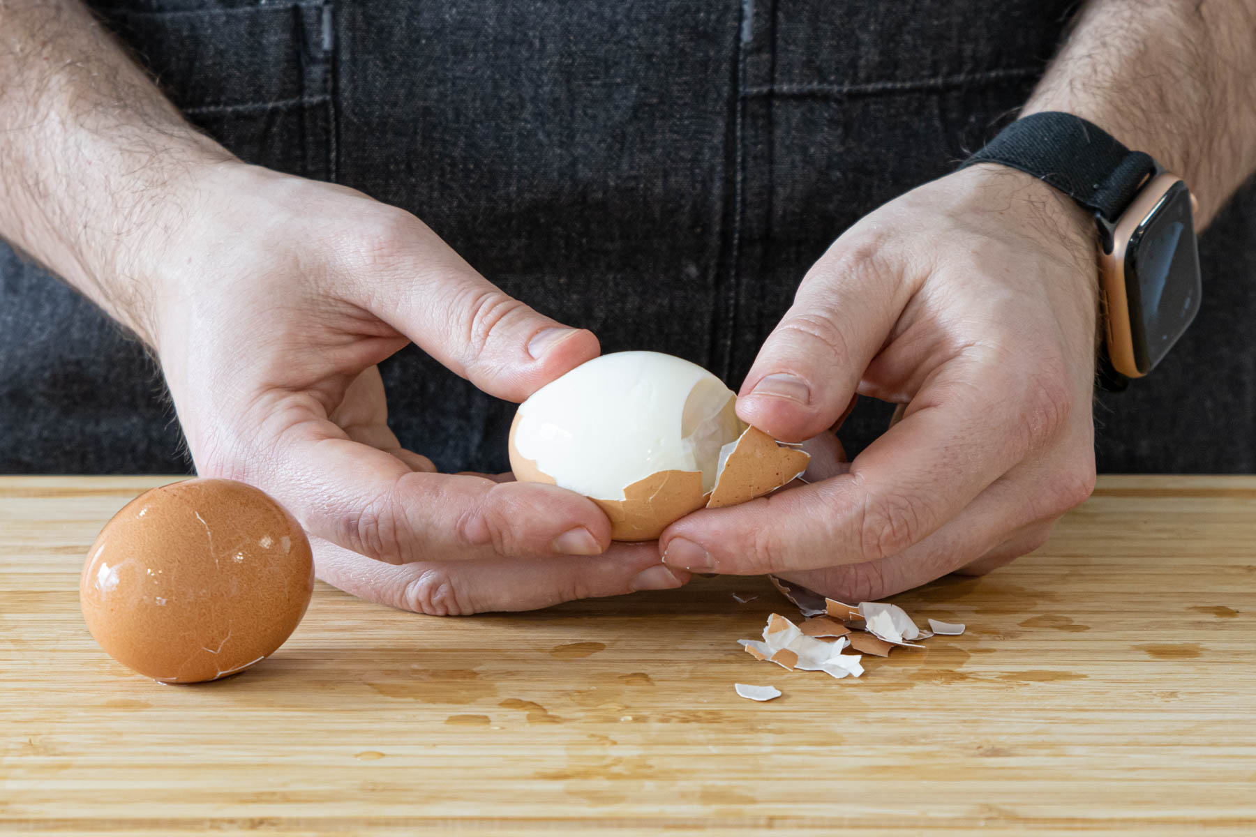 Eier kochen, abschrecken und schälen