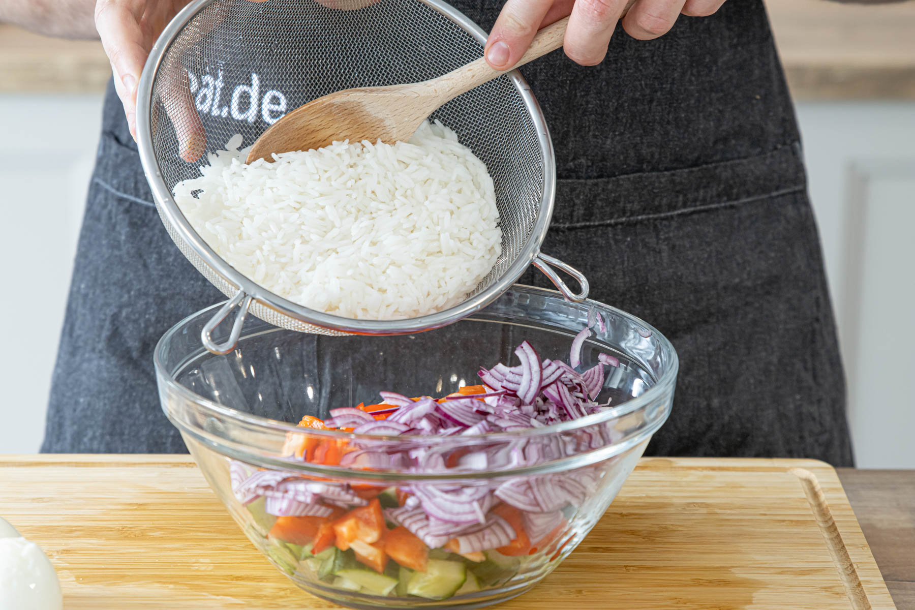 Zutaten für den Reissalat mit Thunfisch und Ei vermengen und würzen