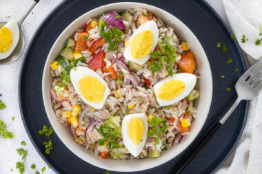 Reissalat mit Thunfisch und Ei