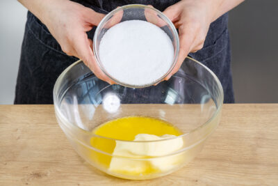 Zucker zur Butter geben