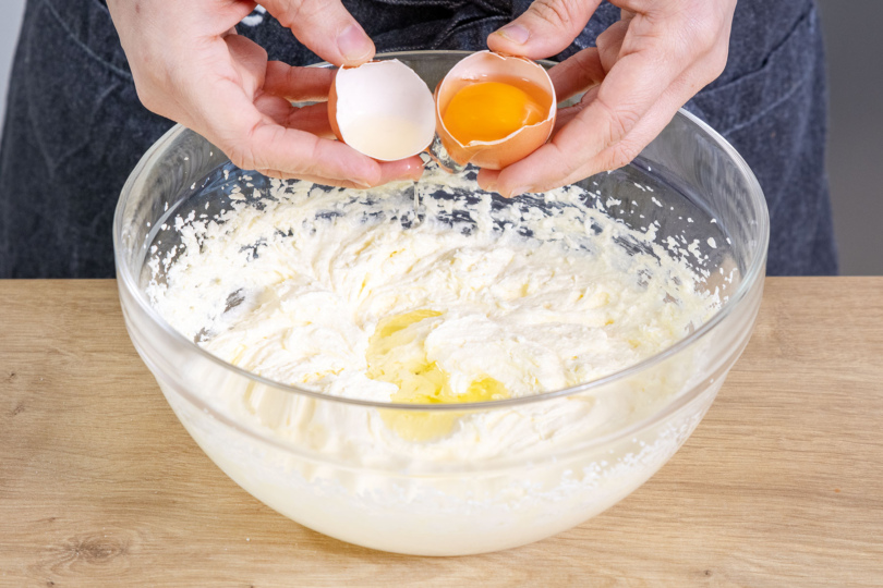 Ei zu der aufgeschlagenen Butter geben
