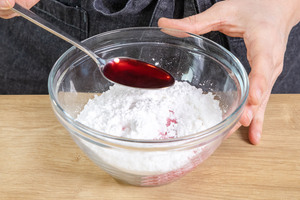 Kirschsaft zu dem Puderzucker geben