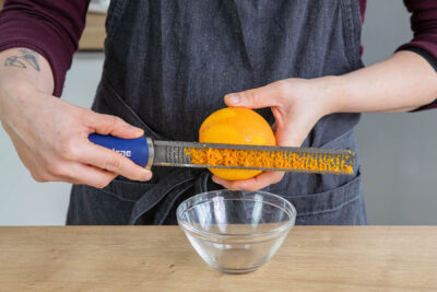 Orangenschale abreiben