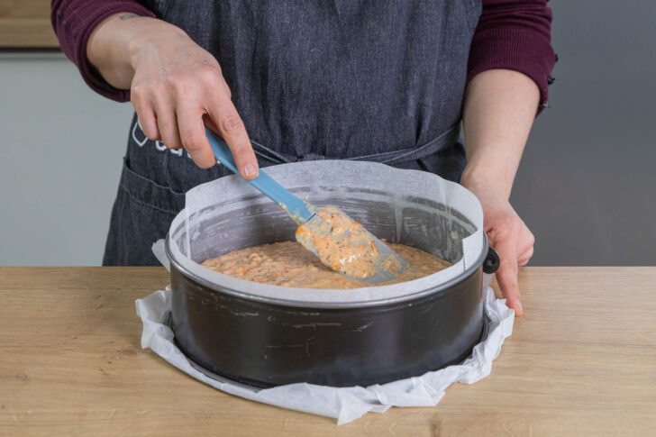 Karottenkuchen-Teig in die Springform füllen