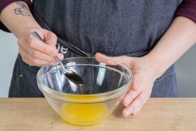 Glasur für den Karottenkuchen verrühren