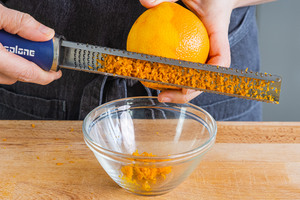 Schale einer Orange abreiben