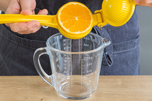 Orangen auspressen und den Saft auffangen