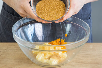 brauner Zucker, Orangenschale und Butter vermischen
