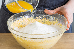 Orangensaft zum Teig geben