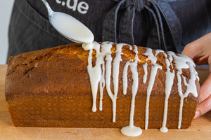 Guss über den Orangenkuchen geben