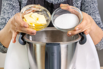 Butter und Zucker in den Mixtopf des Thermomix® geben