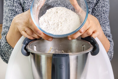 Mehl in den Mixtopf des Thermomix® geben