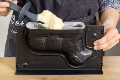 Teig aus dem Thermomix® in die vorbereitete Osterlamm-Form geben