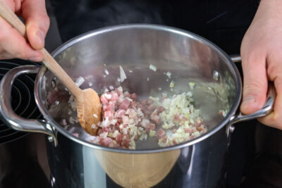 Speck und Zwiebeln anbraten