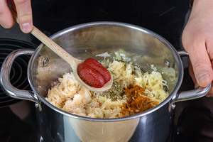 Tomatenmark zum Sauerkraut geben