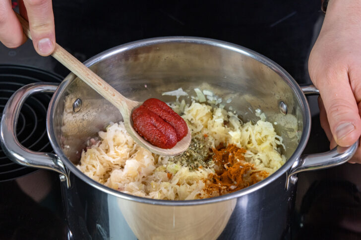 Tomatenmark zum Sauerkraut geben