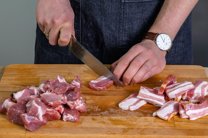 Schweinfleisch und Bauchspeck schneiden