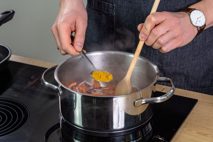 Currypulver dazugeben