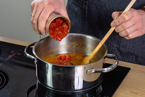 gehackte Tomaten dazugeben