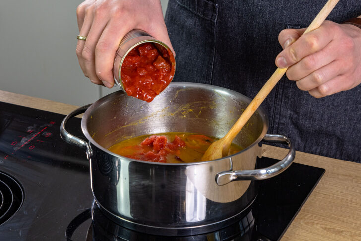 gehackte Tomaten dazugeben