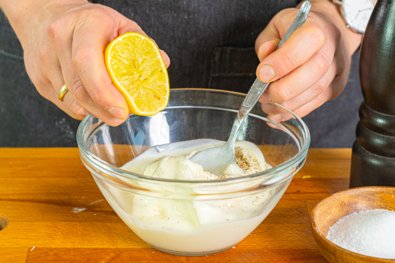 Zitronensaft zur Soße pressen