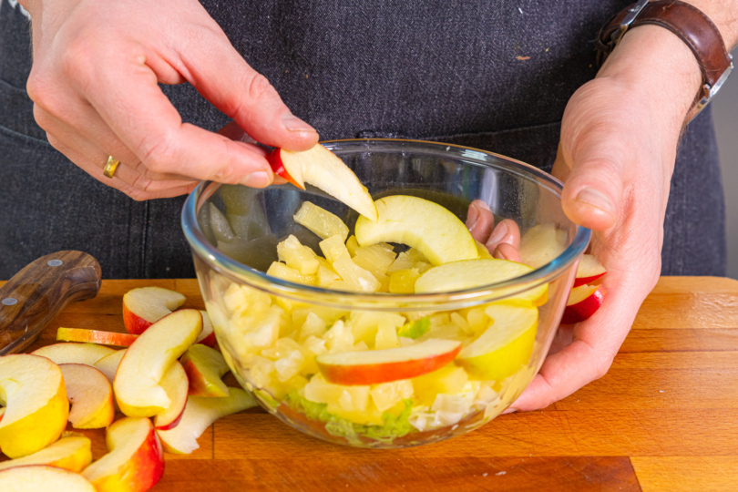 Äpfel auf Ananas verteilen