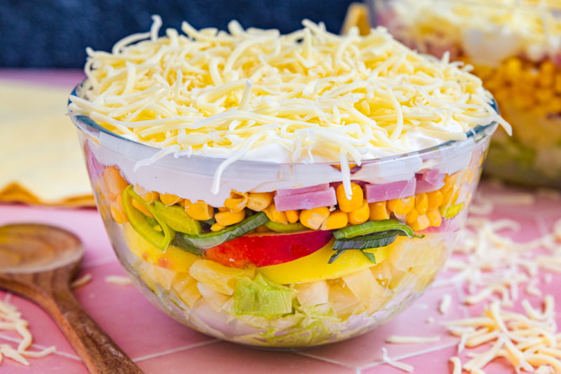 Einfacher Schichtsalat mit Eisbergsalat