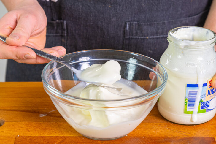 Joghurt in Schüssel geben