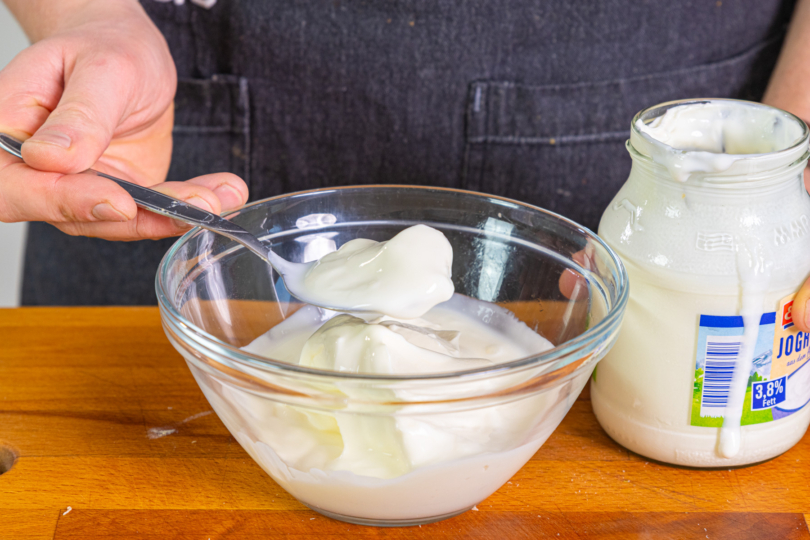 Joghurt in Schüssel geben