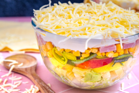 Einfacher Schichtsalat mit Eisbergsalat
