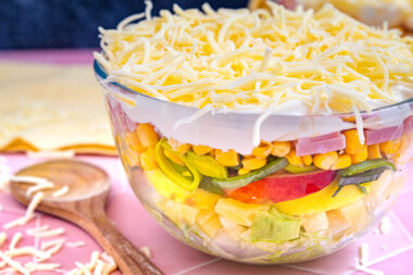Einfacher Schichtsalat mit Eisbergsalat