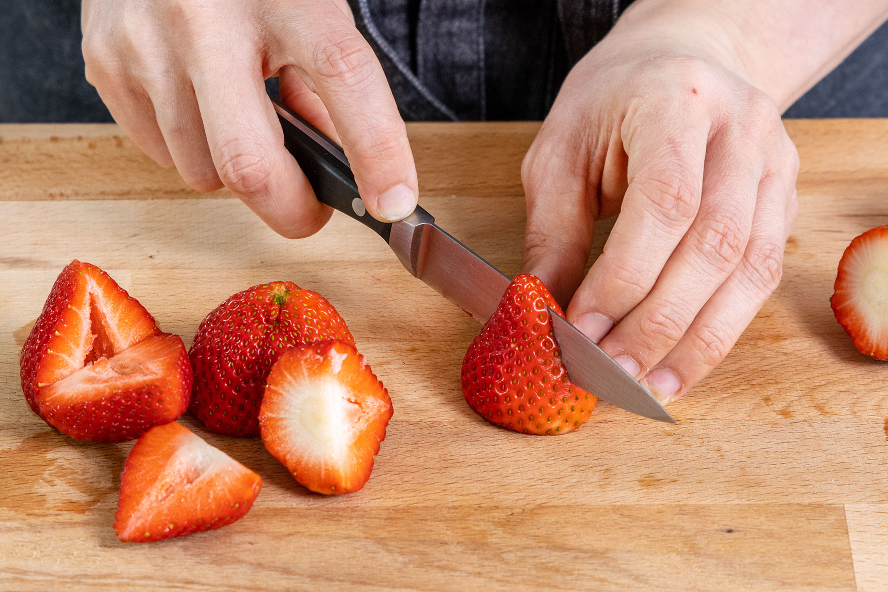 Erdbeeren vierteln