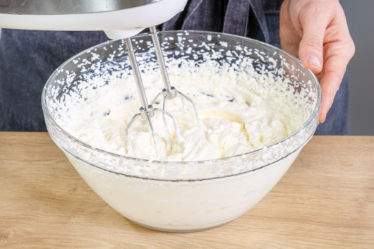 Creme für die schnelle Erdbeertorte aufschlagen