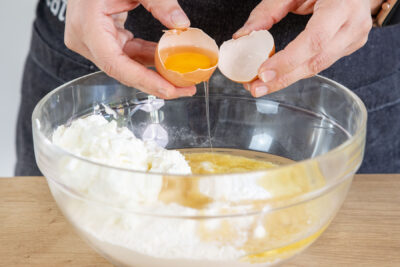 Eier mit in die Schüssel geben