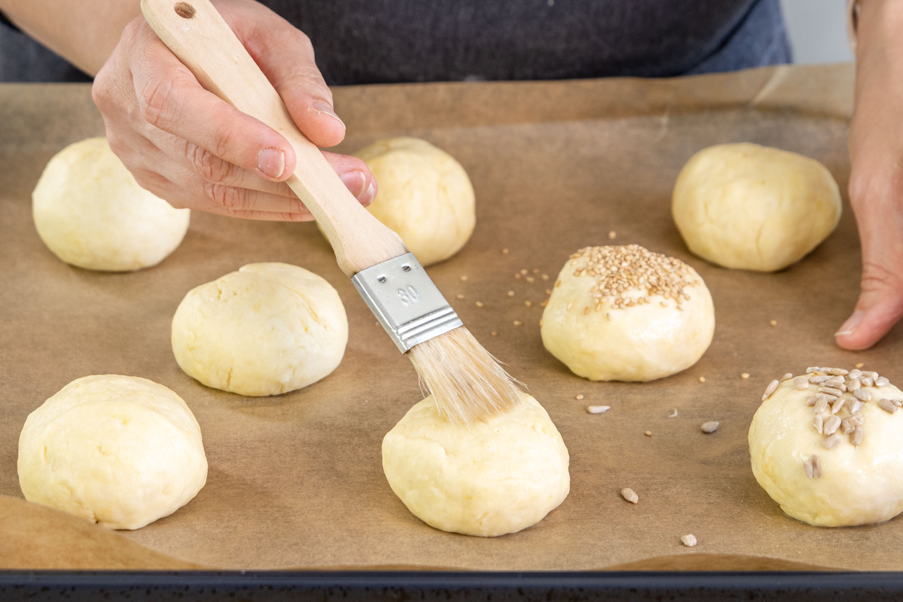 Schnelle Quarkbrötchen mit Wasser bestreichen