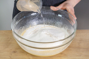 Mineralwasser zum Kuchenteig gießen