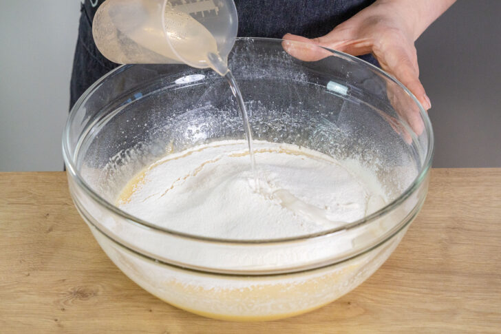 Mineralwasser zum Kuchenteig gießen