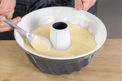Mineralwasserkuchen-Teig in die Gugelhupfform füllen