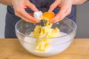 Eier zu den Zutaten geben