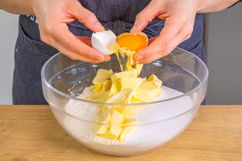 Eier zu den Zutaten geben