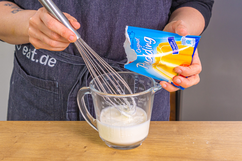 Puddingpulver und Sahne verrühren