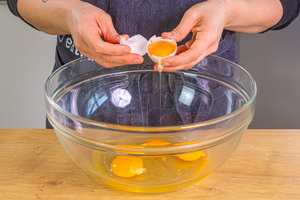 Eier aufschlagen