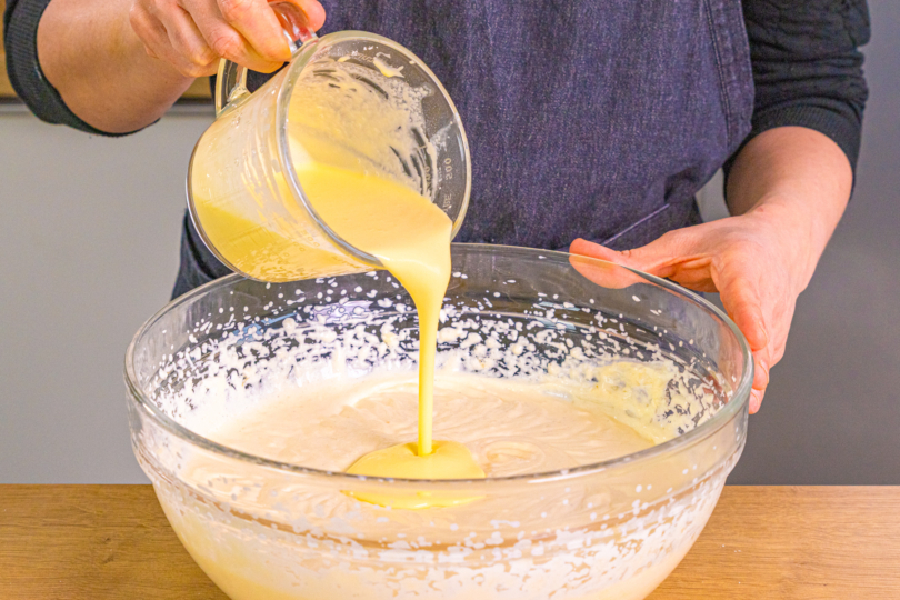 Pudding-Sahne-Mischung dazugeben