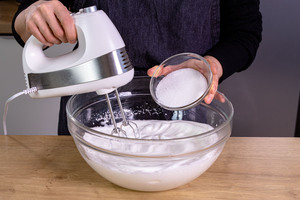 Zucker zu Eischaum geben