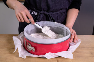 Teig in Springform verteilen