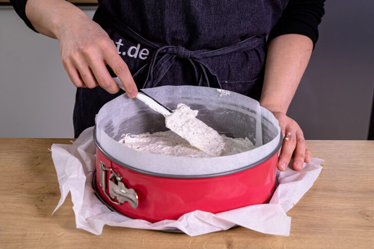 Teig in Springform verteilen