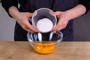 Zucker zu Eigelb geben