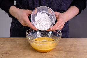 Puddingpulver zu Eigelb geben