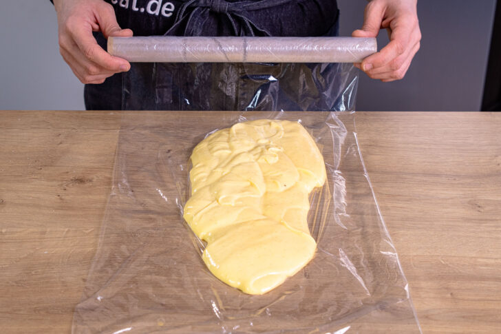 Pudding in Frischhaltefolie wickeln